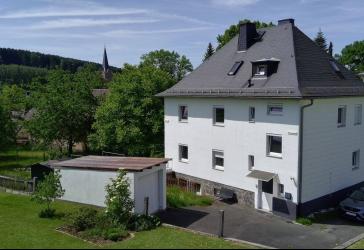 ! Provisionsfrei ! Teilsaniertes Haus mit zwei Wohneinheiten