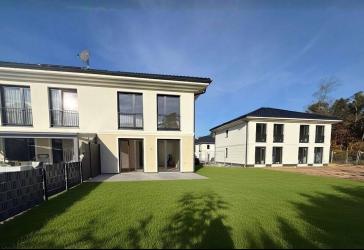 Exklusives Neubau-Doppelhaus am See - Energieeffizient & modern