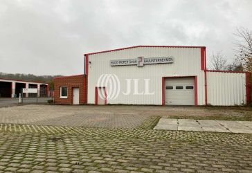 Areal mit Halle und großer Freifläche