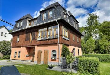 Attraktives Zweifamilienhaus mit vielseitigem Nutzungspotential