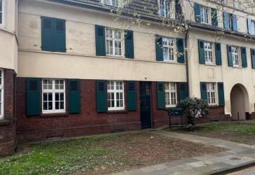LEERE 3 ZIMMER DACHGESCHOSSWOHNUNG OHNE BALKON!