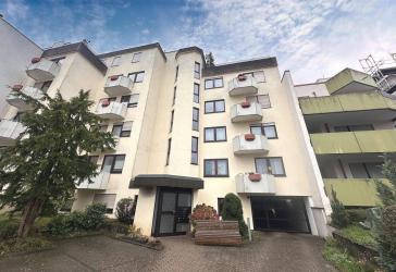 Freie 3 ½-Zimmer-Wohnung mit 3 Balkonen und 2 Stellplätzen