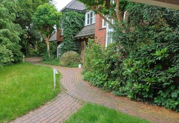 Großzügiges, freistehendes Dreiparteienhaus in ruhiger, sonniger Lage (Verkaufspreis VB)