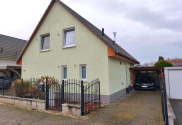 Modernes Einfamilienhaus mit Carport & PV