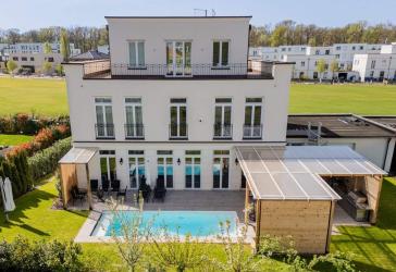 Luxuriöse Poolvilla mit Wellnessbereich am Jungfernsee