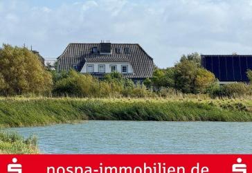 Doppelhaushälfte zzt. in 2 WE aufgeteilt mit Blick auf einen kleine See direkt hinter dem Außendeich