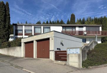 Einfamilienhaus mit ELW, Schwimmbad und 2 Garagen in traumhafter Lage.