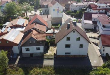 'Wohnen mit Möglichkeiten': Haupt- & Nebenhaus vereint in zentraler Ortslage von Grabfeld