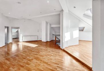 Wo Licht den Raum erfüllt - mit Blick über Dresden, bezugsfreie Dachgeschosswohnung