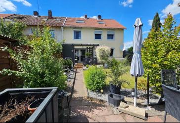 Familienidylle in Kitzingen-Siedlung - Großzügiges Reihenendhaus mit Traumgarten & Pool