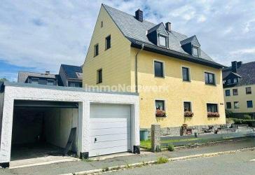 **Kapitalanlage mit Herz - gepflegtes Mehrfamilienhaus mit drei Wohneinheiten und Garagen**
