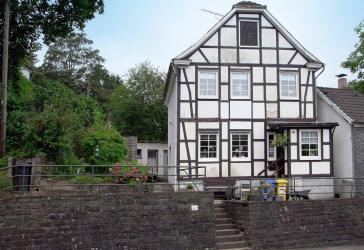Charmantes Fachwerkhaus mit Potenzial - optionales Gartengrundstück mit eigenem Wupper-Zugang