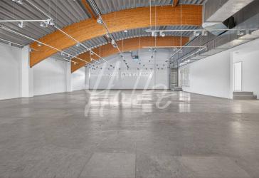 Ideal für Indoor-Aktivitäten wie Kampfsport aller Art oder auch als Servicefläche - sofort nutzbar !