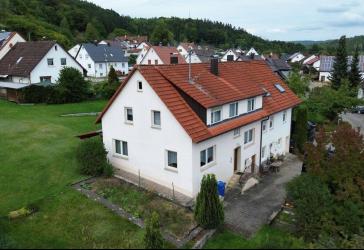 Gepflegte Doppelhaushälfte mit 6 Zimmern und großem Garten in Neufra