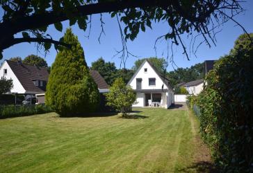 KAUFPREISREDUZIERUNG! Vielseitiges Zweifamilienhaus mit drei Wohneinheiten und weitläufigem Garten