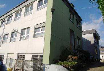Wandlungsfähiges Bürohaus in Mehrfamilienhaus mit Parkplätzen in Sol.-Mitte!