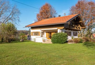 'Tegernseer Landhaus' m. ca. 3.400 m2 Traumgrundstück in Ortsrandlage m. Bergblick!