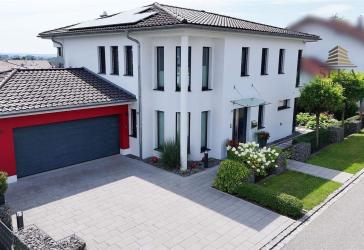 Elegantes Wohnen zwischen Natur und Stadt - Haus mit Pool und Panoramablick
