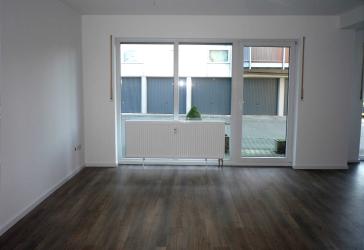 Schönes renoviertes Apartment mit kleiner Terrasse.! Zentrale Lage!