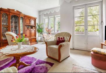 Charmante 2-Zimmer-Wohnung mit Loggia im denkmalgeschützten Altbau