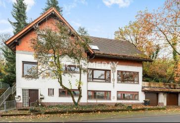 Großzügiges Mehrfamilienhaus mit drei Wohneinheiten in ruhiger Lage von Schotten