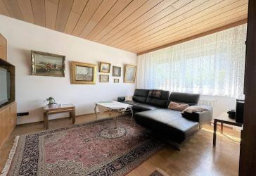 Großzügige 3,5-Zimmerwohnung mit Balkon in energetisch teilsaniertem Mehrfamilienhaus