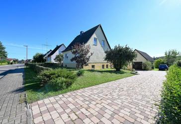 ruhig gelegenes Einfamilienhaus in Feldrandlage mit 6,5 Zimmern, 2 Garagen, Ausbaureserve