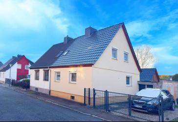 Halle-Nietleben: Kleines saniertes Haus mit Anbaureserve, großes Gartengrundstück