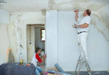 ZWANGSVERSTEIGERUNG: MEHRFAMILIENHAUS MIT ANBAU UND NEBENGEBÄUDE IN RE.!