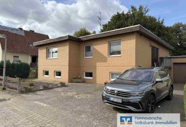 Großburgwedel: Unterkellerter Flachdachbungalow in bester Lage