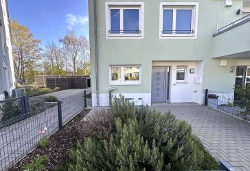 Top moderne Maisonettewohnung mit Garten, 2 Tiefgaragenplätzen und Wärmepumpe