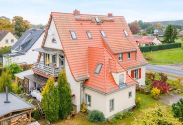Mit Keller, zwei Einbauküchen, Kamin, großem Nebengebäude usw.: Ein-/Zweifamilienhaus in Gielsdorf