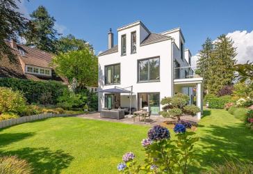Licht, Luft und Luxus: Exklusive Designvilla mit viel Privatsphäre in Blankenese