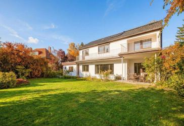 Sonnenhaus mit viel Freiraum für Leben und Arbeiten in Toplage von Zehlendorf