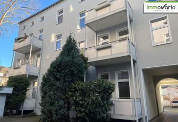 Helle, einfache 3-Raum-Wohnung mit Balkon, Tageslichtbad, Wanne und Abstellraum. Stellplatz möglich
