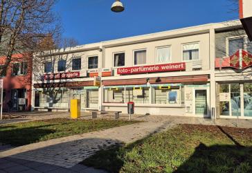 Mischgewerbe in Lübeck mit einem großen, teilbaren Laden, zwei Wohnungen und 5 Garagen auf Eigenland