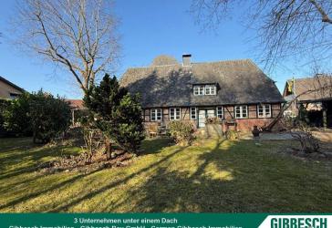 1.232 m² Grdstck. * liebevoll restaur. Fachwerkhaus * zentral u. dennoch idyllischer Garten* Carport