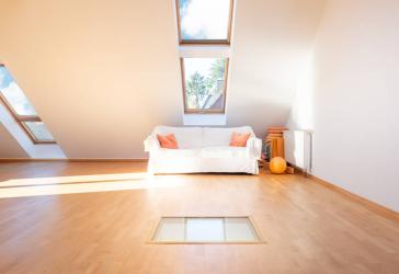 Davenstedt: Wohnen wie im Haus - Energieeffiziente Maisonette mit Atelier, großem Balkon & Garage.