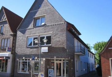 Mehrfamilienhaus mit Gewerbeeinheit und Baugrundstück in Wildeshausen
