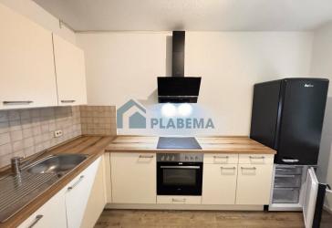 3- Zimmer- Wohnung mit Balkon, Stellplatz bei Bedarf, neue Einbauküche, wurde komplett renoviert