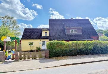 Langfristig vermietetes Zweifamilienhaus (Kindergarten) zu verkaufen