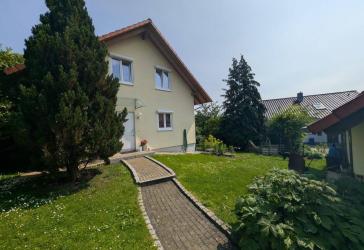 Einfamilienhaus mit Doppelgarage mit großem Garten
