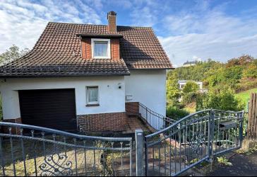 Verwirklichen Sie Ihre Wohnträume! Freistehendes Einfamilienhaus mit Garage und Schlossblick