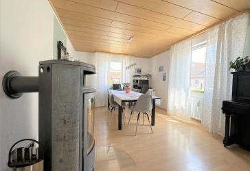 Großzügige Maisonette Wohnung in energetisch teilsaniertem Mehrfamilienhaus