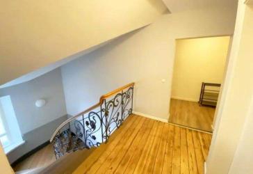 Altbau - Dachgeschosswohnung mit Aufzug