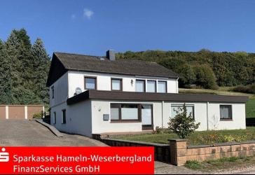 Fernsicht mit großem Grundstück in Ortsrandlage.