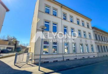 Vollvermietetes Mehrfamilienhaus mit acht Wohneinheiten, Stellplätzen und Garagen!