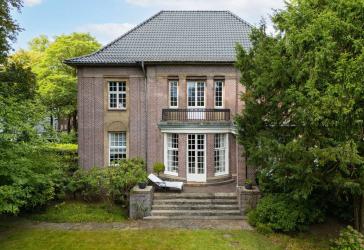 STADTVILLA ZUM VERLIEBEN - Zeitlose Eleganz trifft auf historische Substanz!