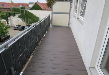 Dachgeschoß mit sonnigem Balkon - neuer Einbauküche - zentral - mit PKW-Stellplatz
