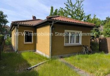 Berlin-Altglienicke Bungalow - Einfamilienhaus mit schönem großem Garten und viel Nebengelass